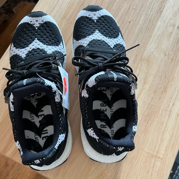 Brand new black and white Ultraboost. Size 5 woman’s. - Picture 4 of 6